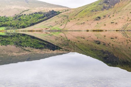 Wasdale Head, Seascale, Lake District National Park, Cumbria, Angleterre, Grande-Bretagne, Royaume-Uni. Réélections sur le lac Wast Water dans le parc national de Lake District.