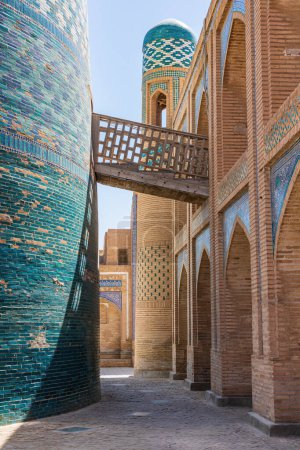 Chiwa, Region Xorazm, Usbekistan, Zentralasien. Gasse neben dem Minarett Kalta Minor in Chiwa.