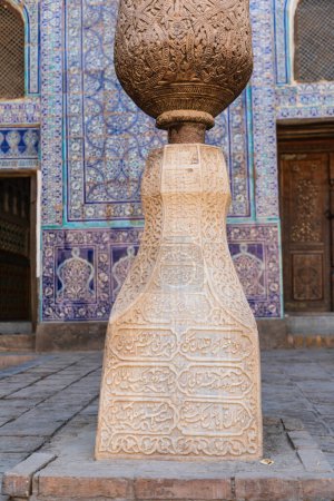 Khiva, Región de Xorazm, Uzbekistán, Asia Central. Scuplture en un puesto adornado en el palacio Khan en Khiva.