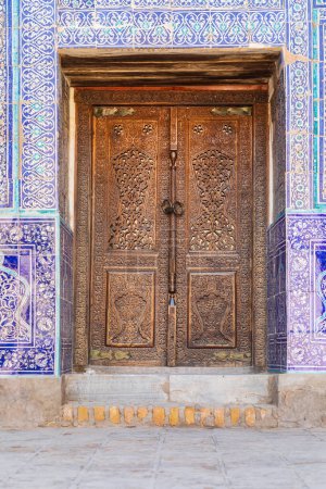 Khiva, Región de Xorazm, Uzbekistán, Asia Central. Puerta de madera tallada y decorada en el palacio Khan en Khiva.
