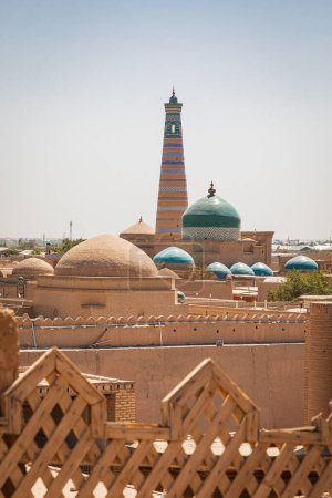 Chiwa, Region Xorazm, Usbekistan, Zentralasien. Das Mahmoud-Mausoleum von Pahlavan und das Minarett des Islam Khoja.