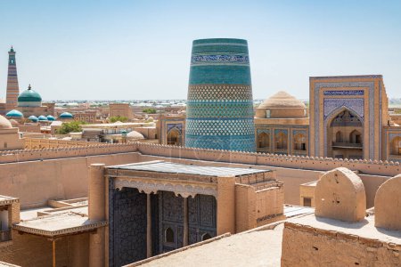 Khiva, Región de Xorazm, Uzbekistán, Asia Central. El Minarete Menor de Kalta y la Madrasa Muhammad Amin Khan en Khiva.