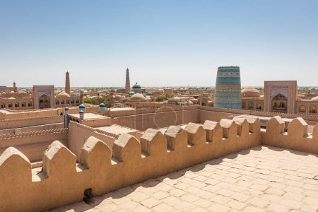 Khiva, Región de Xorazm, Uzbekistán, Asia Central. El Islam Khodja Madrasa y Minarete, Kalta Minor Minaret, y Mohammad Rakhim Khan Madrasa en Khiva.