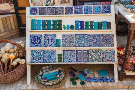 Khiva, Región de Xorazm, Uzbekistán, Asia Central. Coloridos azulejos decorativos y artesanías en venta en Khiva.