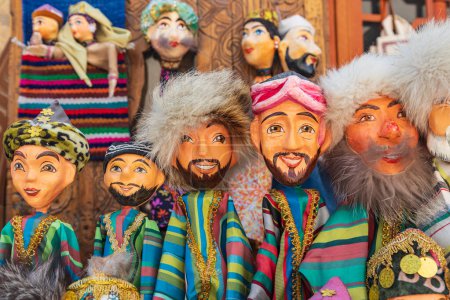 Chiwa, Region Xorazm, Usbekistan, Zentralasien. Bemalte Marionetten aus Papiermaché zum Verkauf in Chiwa.