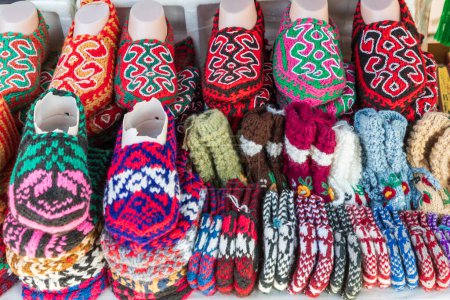 Chiwa, Region Xorazm, Usbekistan, Zentralasien. Bunte handgestrickte Hausschuhe in Chiwa zu verkaufen.