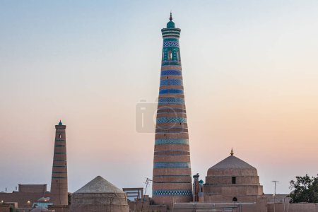 Khiva, Región de Xorazm, Uzbekistán, Asia Central. Luz de última hora de la tarde sobre el Islam Khodja Minaret en Khiva.