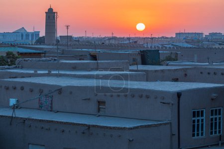 Khiva, région de Xorazm, Ouzbékistan, Asie centrale. Le coucher du soleil sur la ville de Khiva.