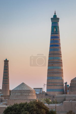 Khiva, région de Xorazm, Ouzbékistan, Asie centrale. Fin d'après-midi lumière sur l'Islam Khodja Minaret à Khiva.