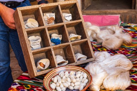 Khiva, Región de Xorazm, Uzbekistán, Asia Central. Exposición sobre la producción de seda en Khiva.