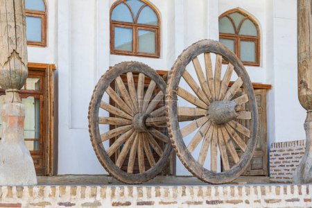 Buchara, Usbekistan, Zentralasien. Antikes Speichenrad aus Holz in Buchara.