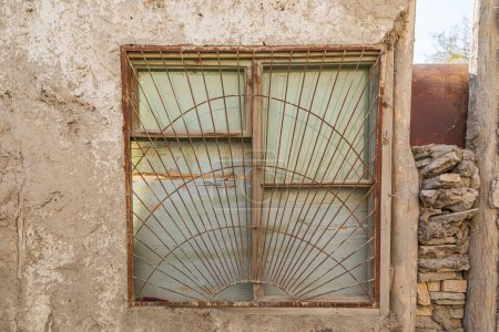 Buchara, Usbekistan, Zentralasien. Vergitterte Fenster an einem alten Gebäude in Buchara.