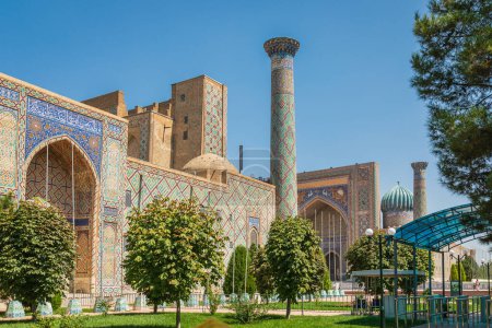 Samarkand, Samarqand, Ouzbékistan, Asie centrale. La mosquée et les madrasas au Registan à Samarcande.