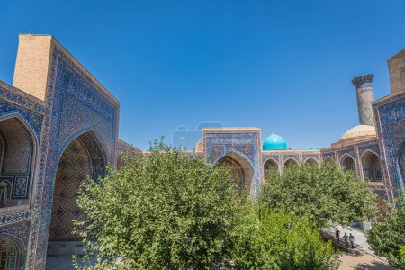 Samarkand, Samarqand, Usbekistan, Zentralasien. Die Moschee und die Medressen am Registan in Samarkand.