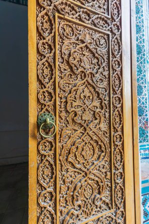 Téléchargez les photos : Samarkand, Samarqand, Ouzbékistan, Asie centrale. Porte en bois sculpté décorativement au Shah-i-Zinda à Samarcande. - en image libre de droit