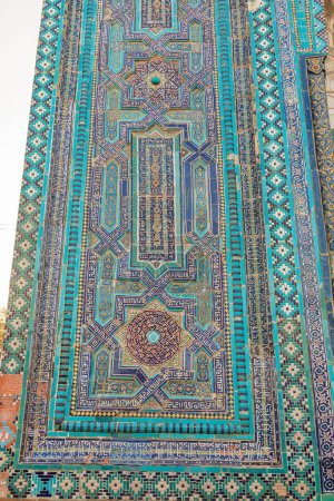 Foto de Samarcanda, Samarcanda, Uzbekistán, Asia Central. Trabajos de azulejos decorativos en el Mausoleo Ustad Ali Nasafi en el Shah-i-Zinda en Samarcanda. - Imagen libre de derechos