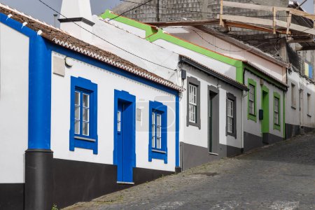 Angra do Heroismo, Terceira, Azoren, Portugal. Häuser an einer steilen Straße auf der Insel Terceira, Azoren.