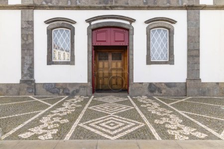 Sao Bartolomeu de Regatos, Terceira, Azores, Portugal. Puerta lateral de una iglesia en la isla de Terceira, Azores.