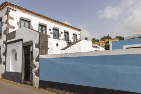 Terceira, Azoren, Portugal. Ein Haus aus Stein und Stuck auf der Insel Terceira, Azoren.