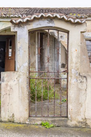 Foto de Praia da Vitoria, Terceira, Azores, Portugal. Una vieja casa abandonada de estuco en la isla Terceira, Azores. - Imagen libre de derechos