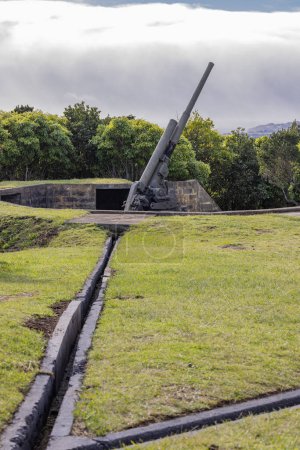 Foto de Angra do Heroismo, Terceira, Azores, Portugal. Un viejo cañón militar en la isla de Terceira. - Imagen libre de derechos