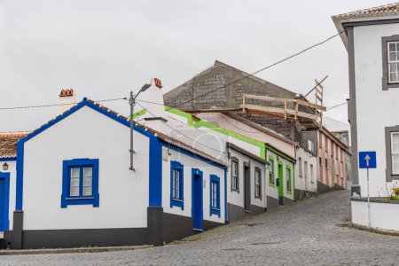 Angra do Heroismo, Terceira, Azoren, Portugal. Bunte Gebäude auf einer gepflasterten Straße in Angra do Heroismo.