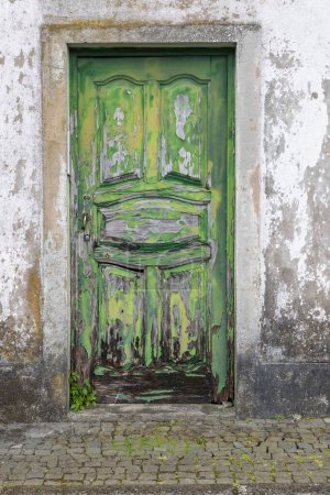 Angra do Heroismo, Terceira, Azoren, Portugal. Abblätternde grüne Farbe an einer alten Holztür.