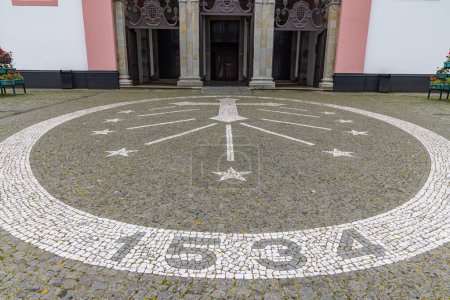 Foto de Angra do Heroismo, Terceira, Azores, Portugal. Mosaico de adoquines fuera de la Catedral de Angra do Heroismo. - Imagen libre de derechos