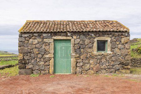 Altares, Terceira, Azores, Portugal. Pequeño edificio de piedra en la isla de Terceira.