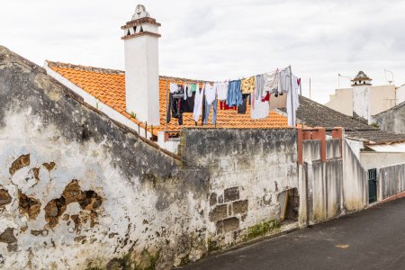Foto de Praia da Vitoria, Terceira, Azores, Portugal. Lavandería colgada en una casa en la isla Terceira. - Imagen libre de derechos