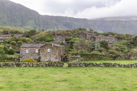 Aldeia da Cuada, Flores, Azores, Portugal. Edificio de piedra y campos verdes en la Isla Flores.