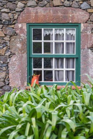 Aldeia da Cuada, Flores, Azores, Portugal. Paned ventana en un edificio de piedra.