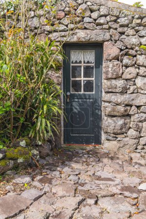 Aldeia da Cuada, Flores, Azores, Portugal. Puerta en un edificio de piedra.