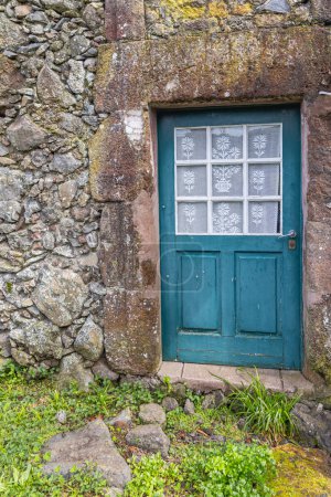 Aldeia da Cuada, Flores, Azores, Portugal. Puerta azul en un edificio de piedra.