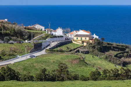 Nordeste, Sao Miguel, Açores, Portugal. Maisons donnant sur l'océan Atlantique à Arnel Point sur l'île de Sao Miguel.