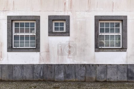 Furnas, Sao Miguel, Azoren, Portugal. Fenster an einer weißen Stuckwand.
