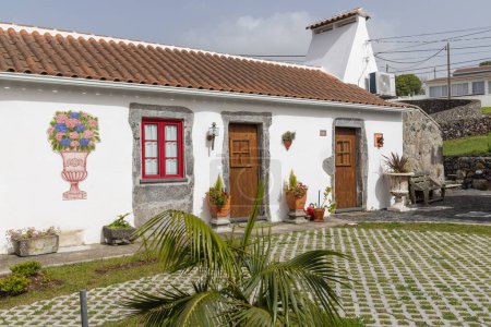 Foto de Terceira, Azores, Portugal. 28 de marzo de 2022. Una casa de piedra y estuco en la isla de Terceira, Azores. - Imagen libre de derechos