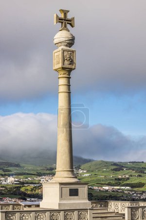 Foto de Angra do Heroismo, Terceira, Azores, Portugal. 29 de marzo de 2022. Monumento con una cruz sobre Angra do Heroismo en la isla de Terceira. - Imagen libre de derechos