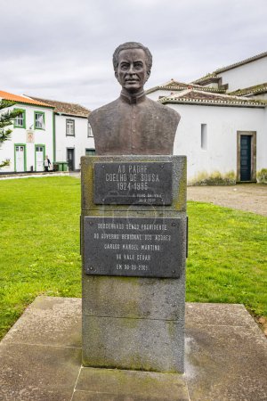Foto de Vila de Sao Sebastiao, Terceira, Azores, Portugal. 31 de marzo de 2022. Monumento al Padre Coelho de Sousa en Sao Sebastiao. - Imagen libre de derechos