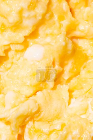 Téléchargez les photos : Texture de savoureux œufs brouillés comme fond, gros plan. Macro photo. - en image libre de droit
