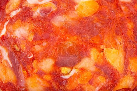 Téléchargez les photos : Texture salami Pepperoni comme fond. Un gros plan de salami pepperoni. Macro photo.pepperoni salami. - en image libre de droit