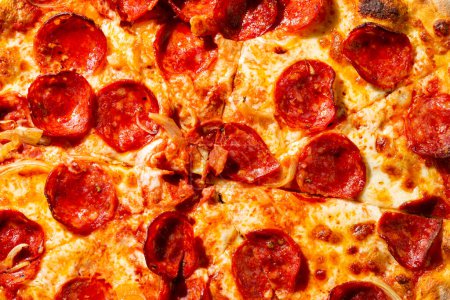 Téléchargez les photos : Salami pepperoni pizza texture avec l'oignon comme fond. Un gros plan d'une pizza. Macro photo. Pizza salami pepperoni à l'oignon. - en image libre de droit