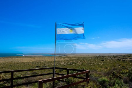 Foto de The flag of Argentina in a Peninsula Valdes viewpoint. Province of Chubut, Argentina - Imagen libre de derechos