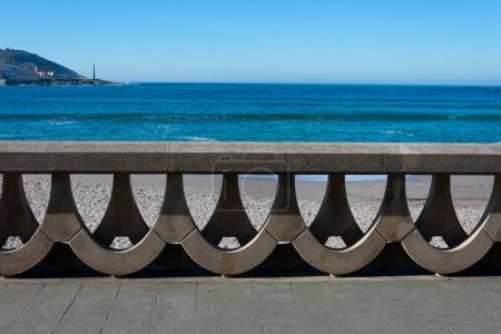 Balcon sur la mer et la plage. La Coruna, une Coruna. Espagne