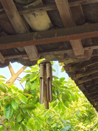 Décorations suspendues en bambou, créant des airs mélodieux comme ils balancent et entrent en collision avec la brise.