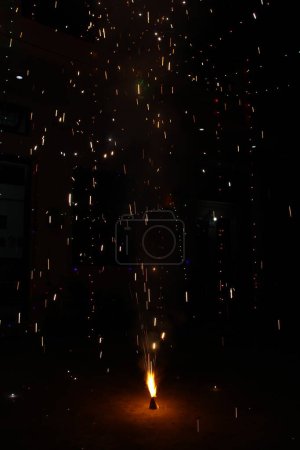 Foto de Fuegos artificiales nocturnos en la ciudad junto al fuego - Imagen libre de derechos