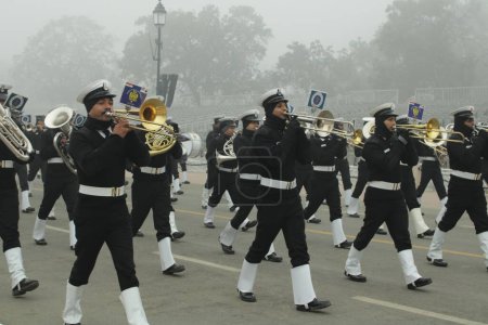 Téléchargez les photos : New Delhi, India-Jan 18 2022: Indian Navy soldier's contingent marches during the Republic day rehearsal at Rajpath, New Delhi. - en image libre de droit