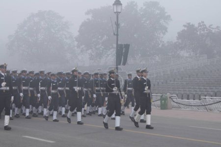Téléchargez les photos : New Delhi, India-Jan 18 2022: Indian Navy soldier's contingent marches during the Republic day rehearsal at Rajpath, New Delhi. - en image libre de droit