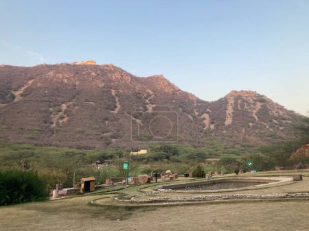 Téléchargez les photos : Aravalli Mountain Range, India : The oldest existing mountains in the world. Scene from hilltop monsoon palace. - en image libre de droit