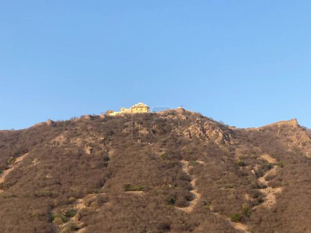 Téléchargez les photos : Aravalli Mountain Range, Inde : Les plus anciennes montagnes existantes au monde. Scène du palais de la mousson au sommet de la colline. - en image libre de droit